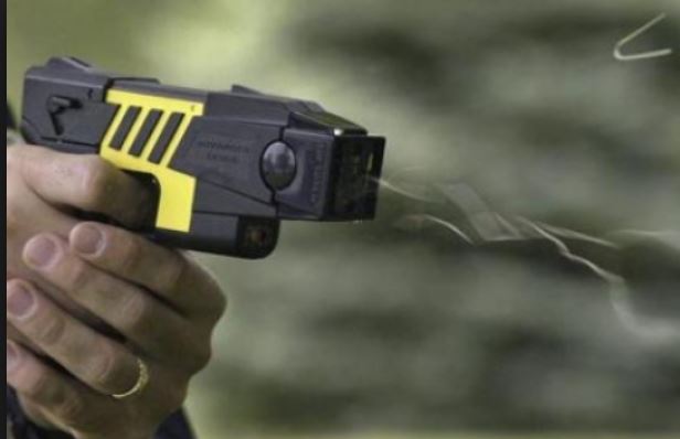 Rapinato e aggredito con una pistola elettrica da un minorenne