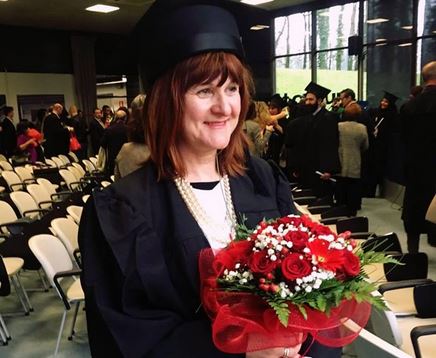 Mamma e amministratrice si laurea a 53 anni e dona i regali in beneficenza