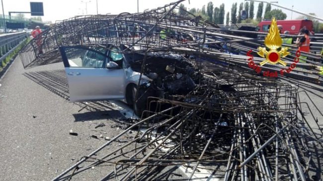 Tir carico di ferro si ribalta sulla Tangenziale Ovest: diversi feriti FOTO