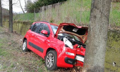 Incidente auto finisce contro un albero FOTO