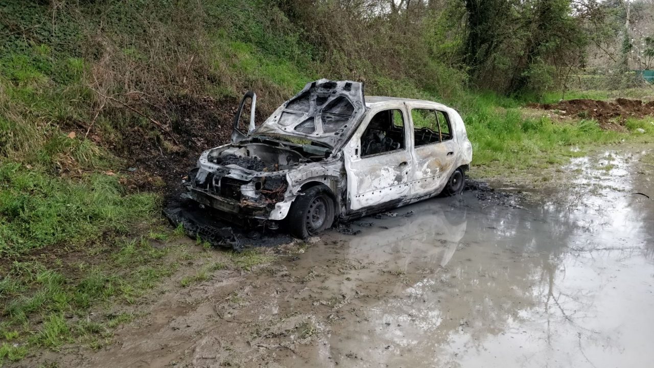 Auto in fiamme nel parcheggio del cimitero FOTO
