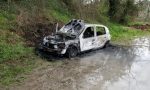 Auto in fiamme nel parcheggio del cimitero FOTO