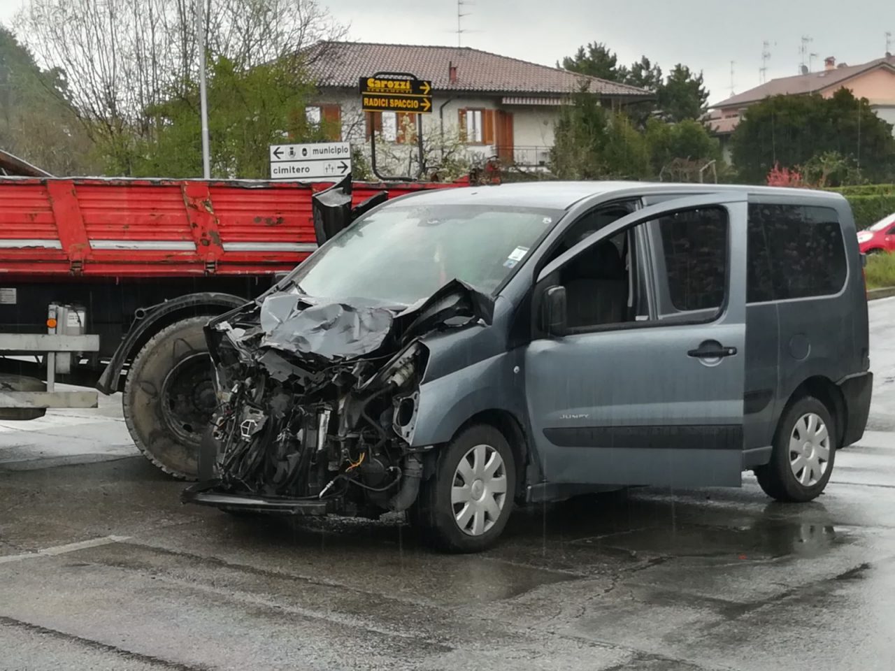 Grave incidente tra camion e pulmino FOTO e VIDEO