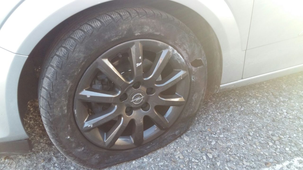 Auto contro marciapiede in centro paese FOTO