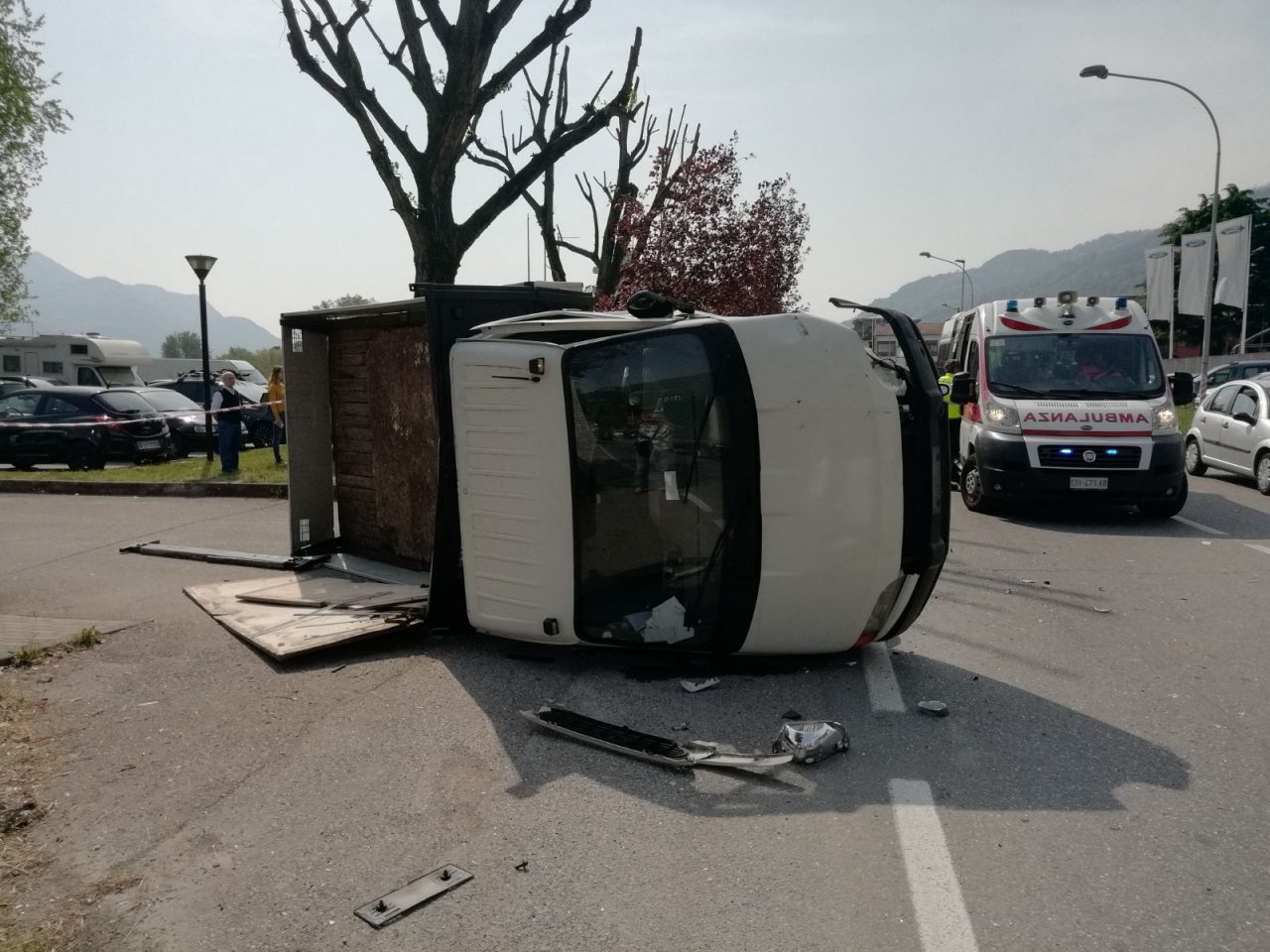 Terribile schianto sulla Statale: auto piomba su furgone FOTO