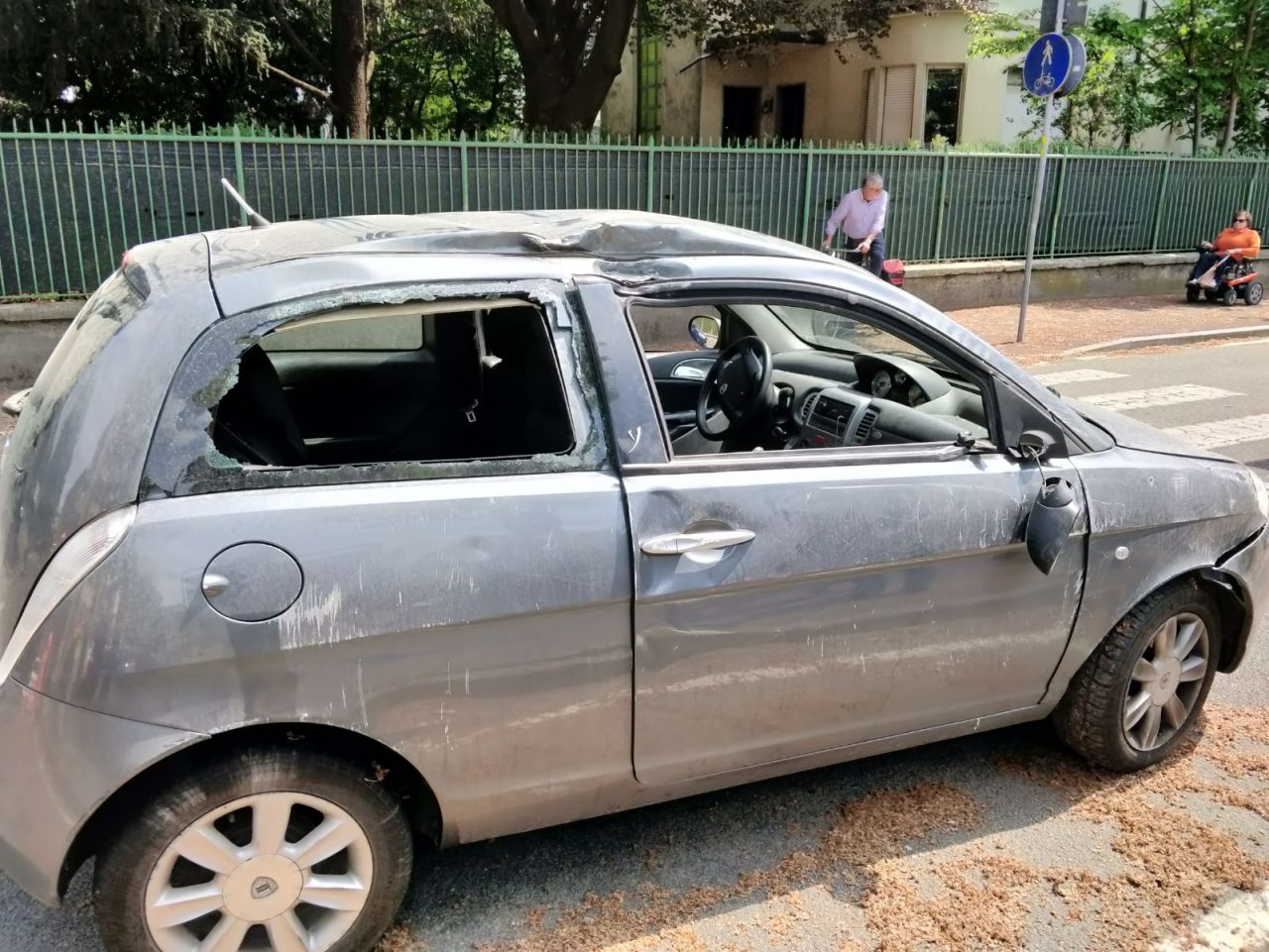 Incidente grave in centro paese, auto ribaltata e due feriti FOTO