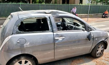 Incidente grave in centro paese, auto ribaltata e due feriti FOTO