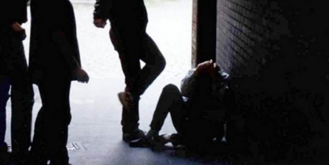 Papà massacrato di botte: dietro l’aggressione una assurda faida tra bande rivali