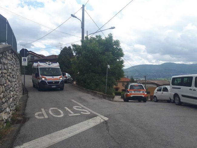 Cade dalla bicicletta, paura per un bambino