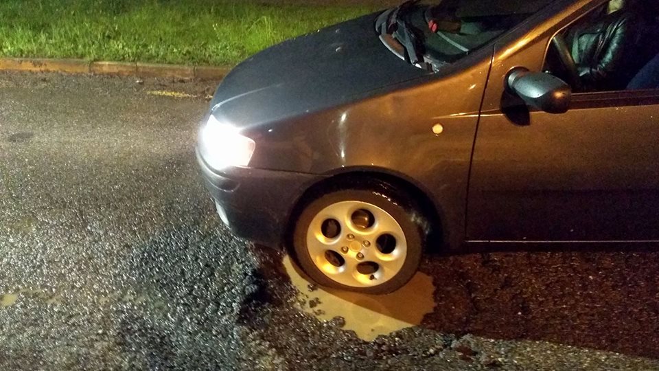 Ancora buche in strada: cresce la rabbia degli automobilisti