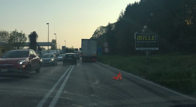 Camion in panne sulla provinciale, serata di passione  tra Merate e Usmate