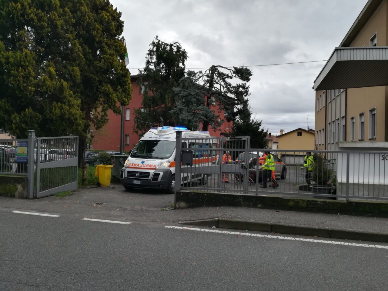 Ragazzina soccorsa per un malore a scuola FOTO e VIDEO