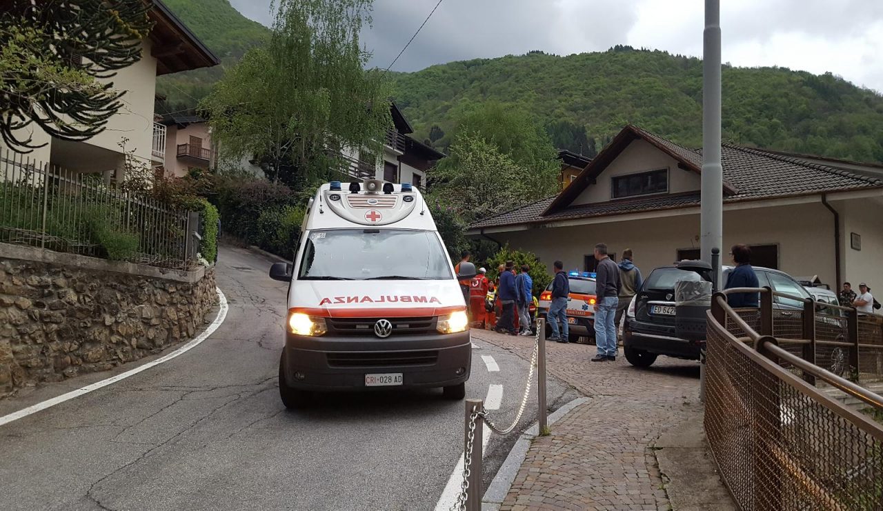 Cade da un muro, 39enne portato in ospedale in elicottero. E’ gravissimo
