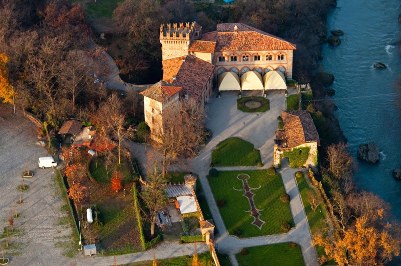 Gli isolani si riuniscono alla corte dei Colleoni