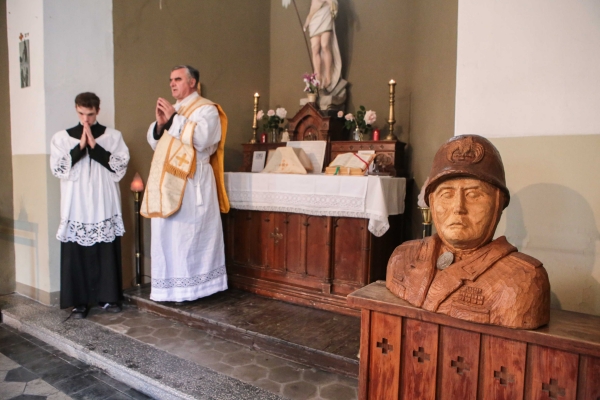 Incredibile, messa in memoria del Duce e delle vittime post Liberazione