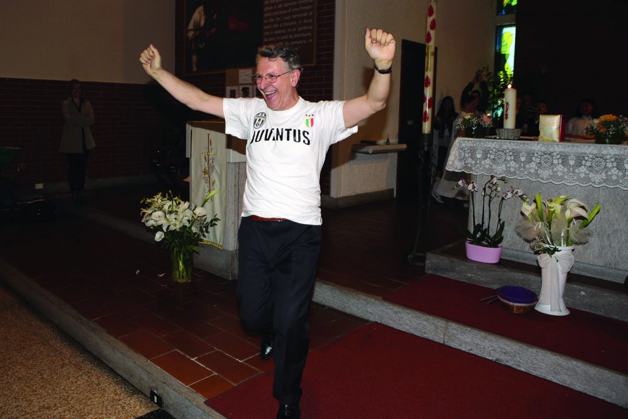 Don Bruno il prete canterino cerca aiuto per i giochi dell’oratorio VIDEO
