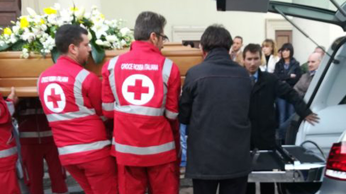 Ultimo saluto a Dario Maggioni in tantissimi ai funerali FOTO