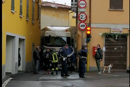 Tir incastrato nel centro storico FOTO