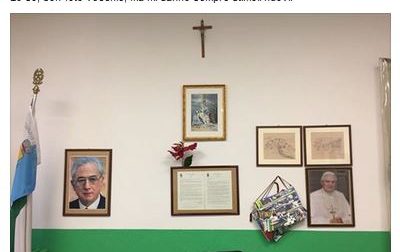 Il sindaco seriffo posta la foto del suo ufficio con le immagini di Cossiga e Ratzinger