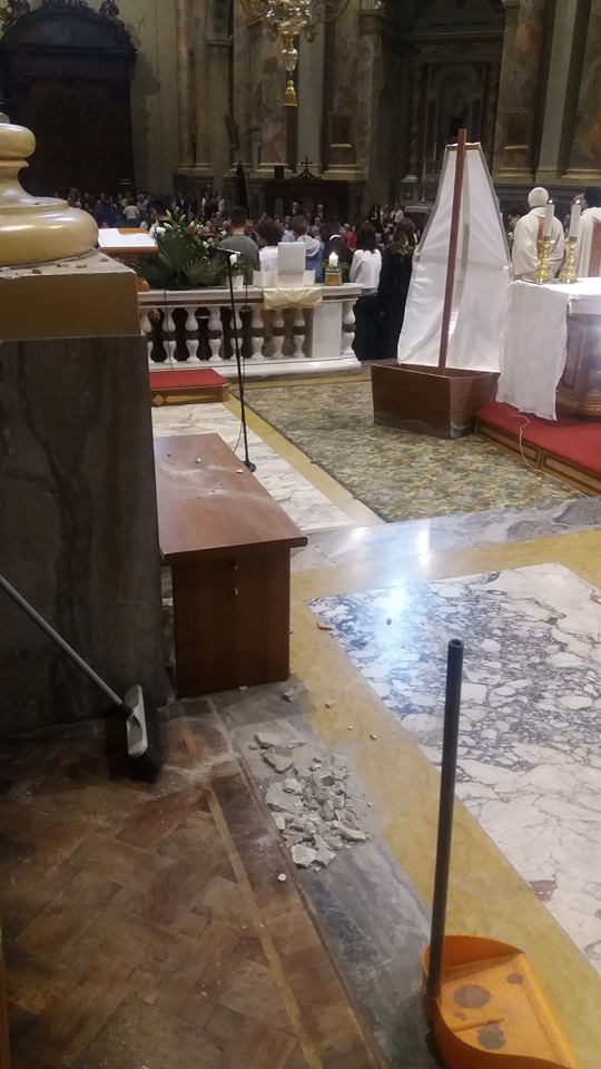 Crollo dello stucco in chiesa durante le cresime FOTO