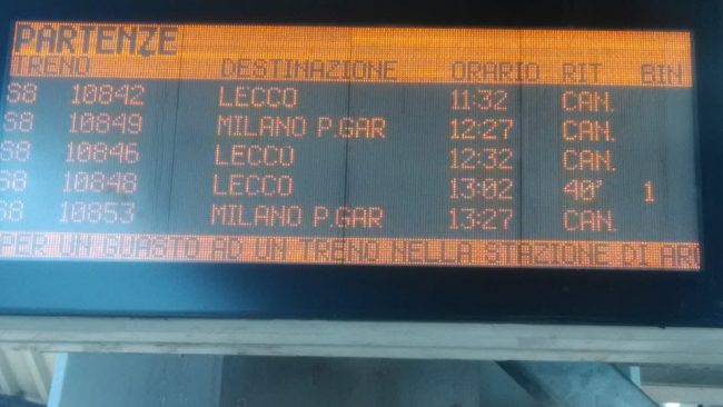Atti vandalici sul treno: ritardi e cancellazioni sulla Lecco-Carnate-Milano