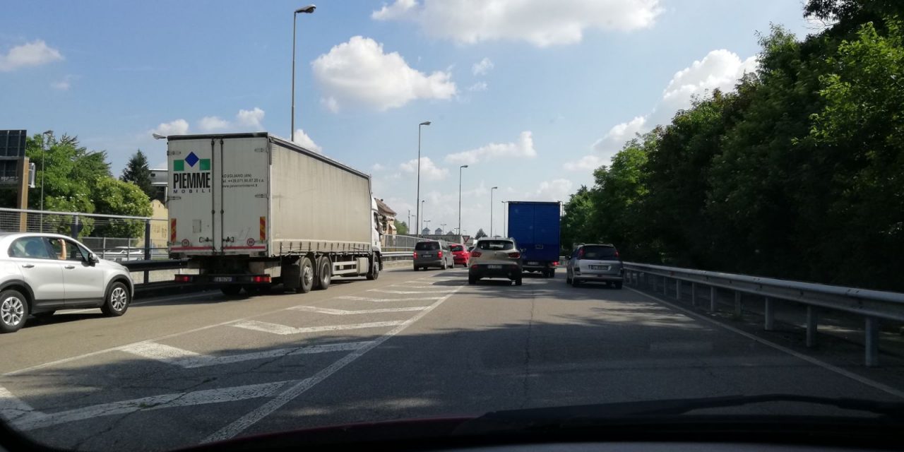 Oltre ai treni in ritardo anche un incidente in Tangenziale