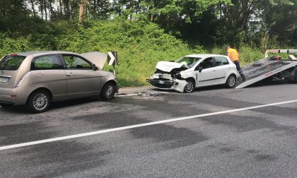 Frontale tra due auto a Calusco d'Adda - FOTO