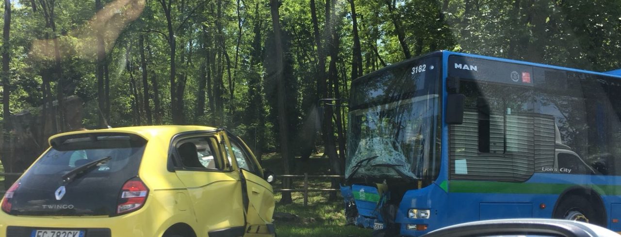 Incidente frontale auto contro pullman grave una donna FOTO
