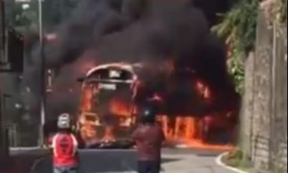 Moto contro un autobus morto il motociclista e il pullman distrutto dalle fiamme