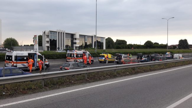 Violento schianto tra due auto sulla Statale 36 FOTO