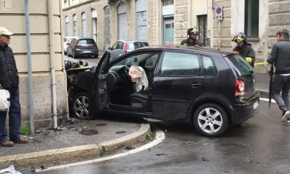 Terribile scontro tra auto all'incrocio: utilitaria si schianta contro il muro FOTO