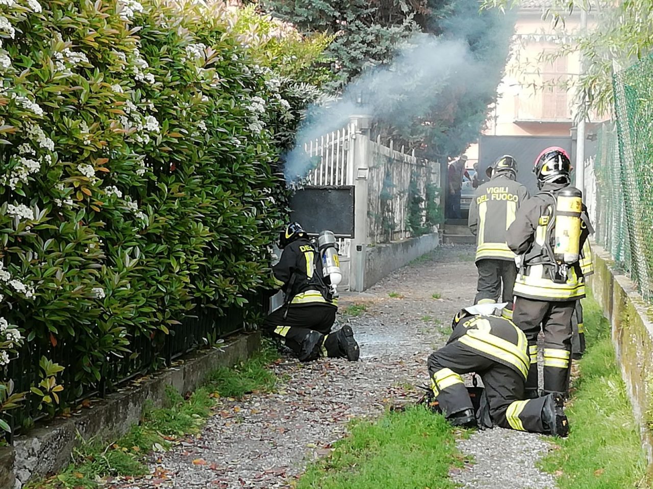 Fumo dal contatore Enel, provvidenziale intervento dei pompieri FOTO