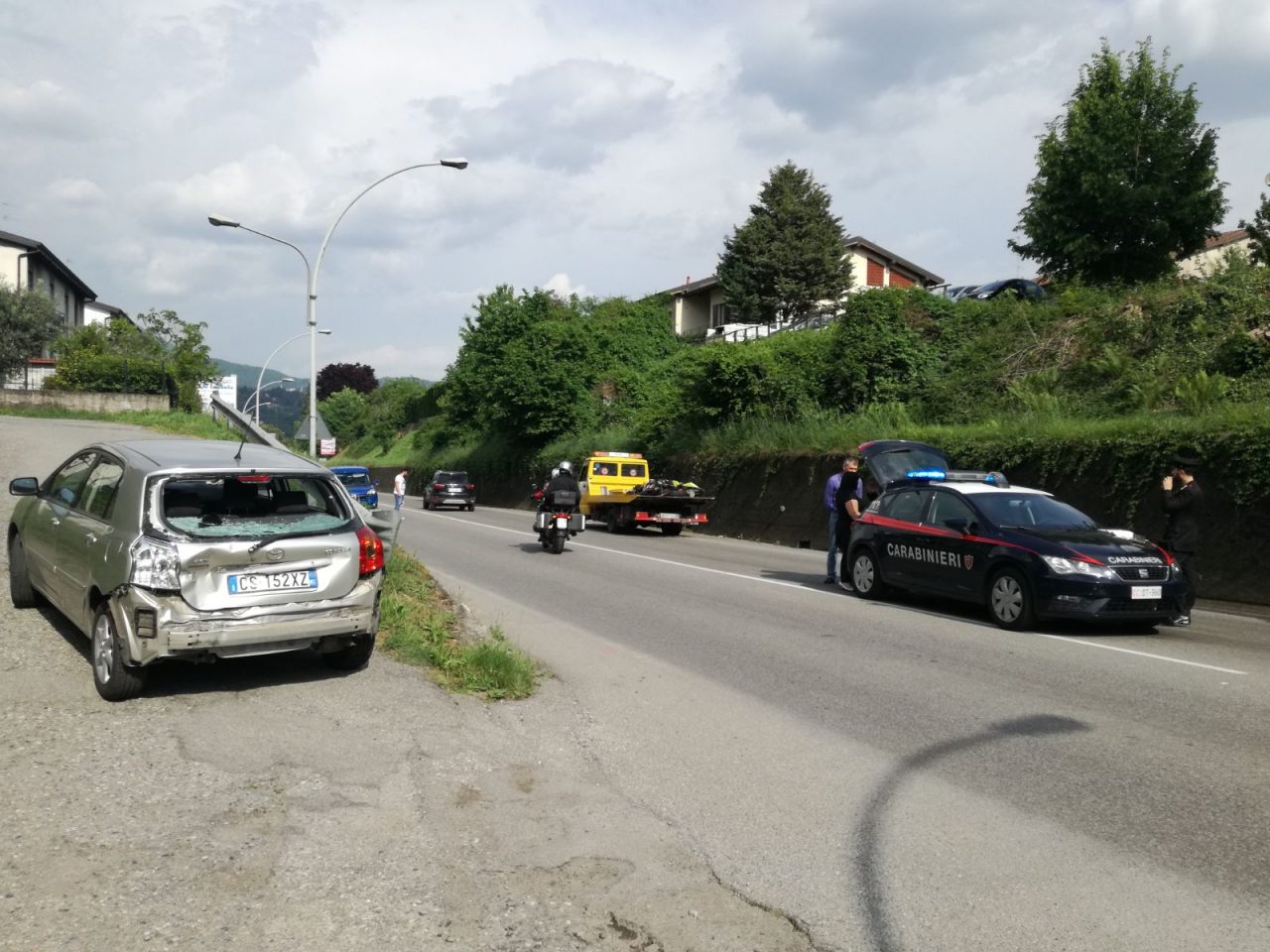 Violento scontro auto-moto a Brivio, due giovani feriti