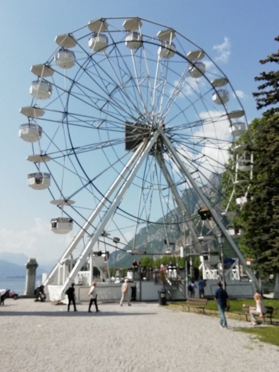 Sul lungolago è tornata la grande ruota panoramica FOTO