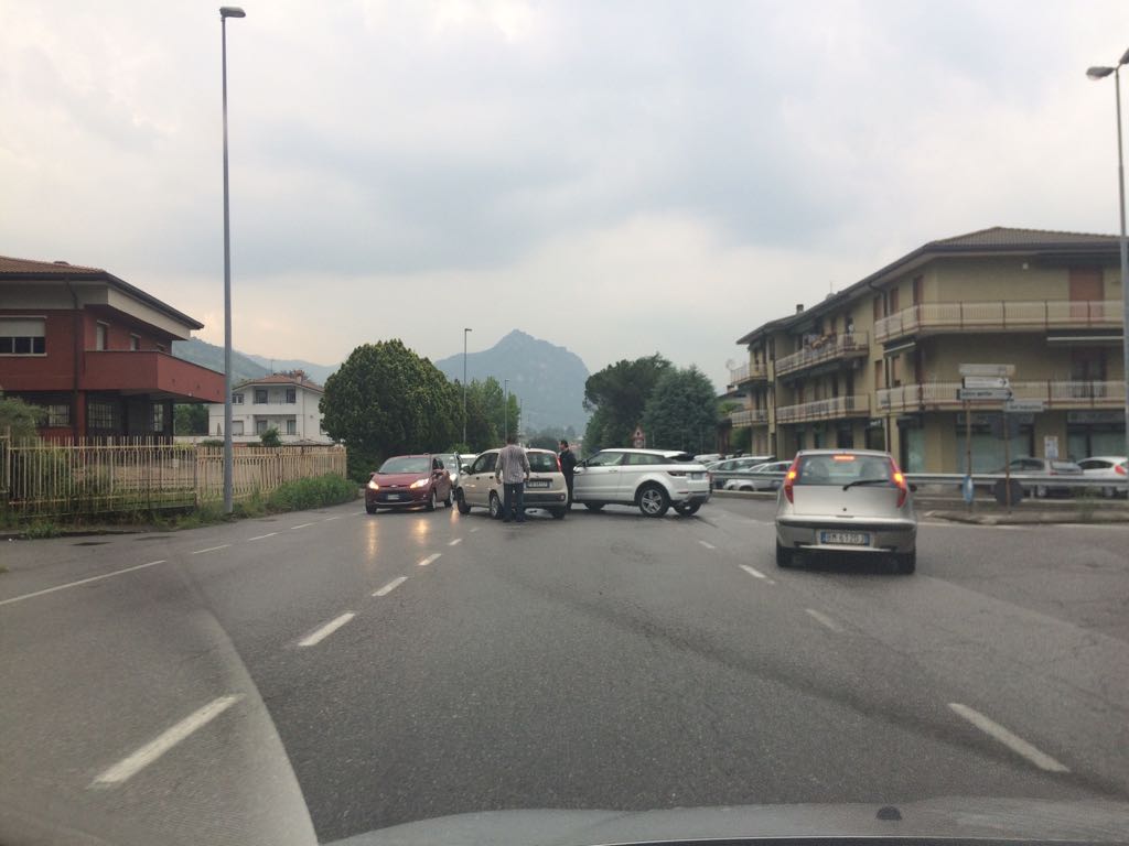 Incidente a Olginate, code rallentamenti sulla Sp72