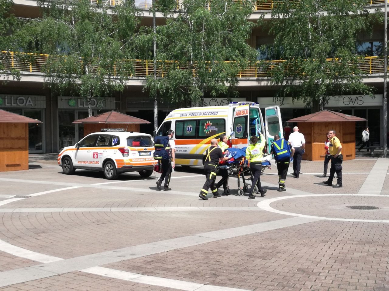 Malore al centro commerciale: gravissimo 61enne