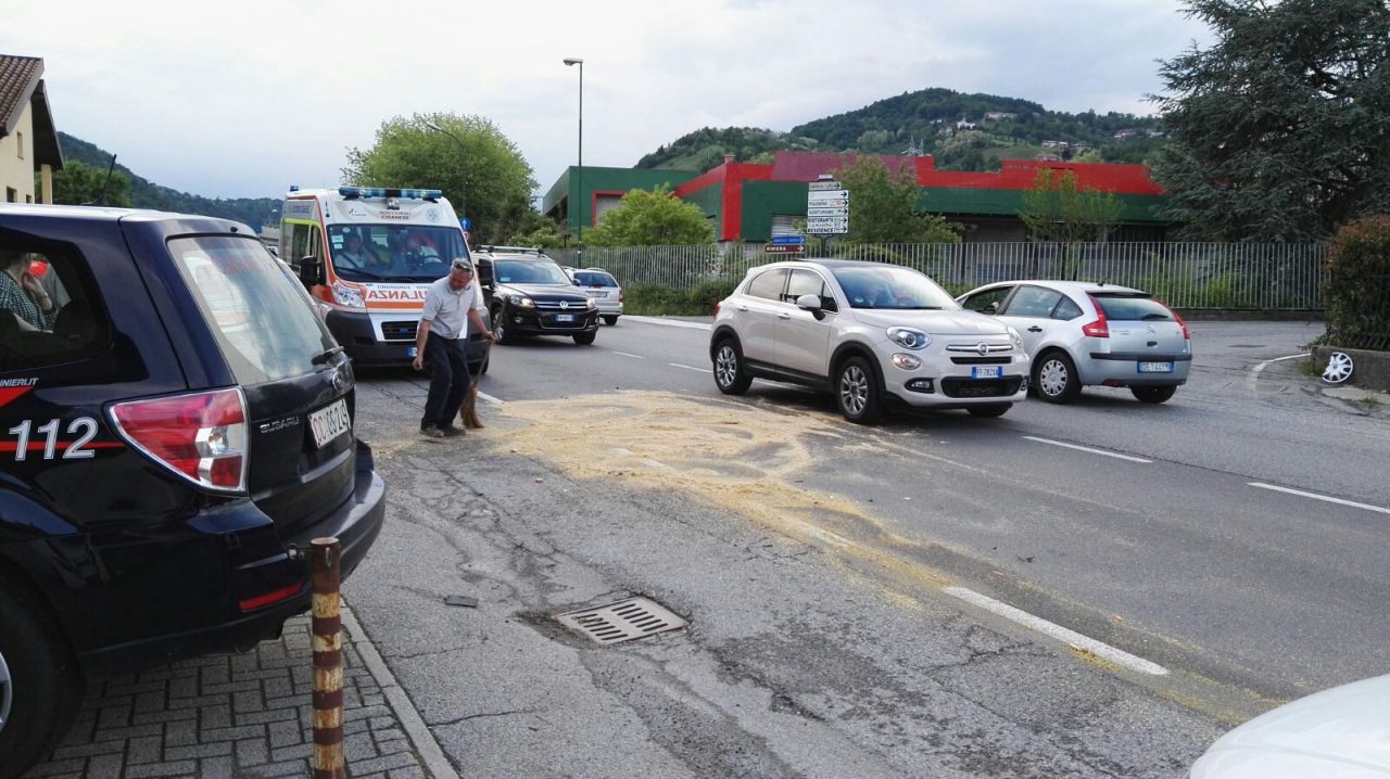 Incidente tra moto e furgone, ferito un giovane FOTO