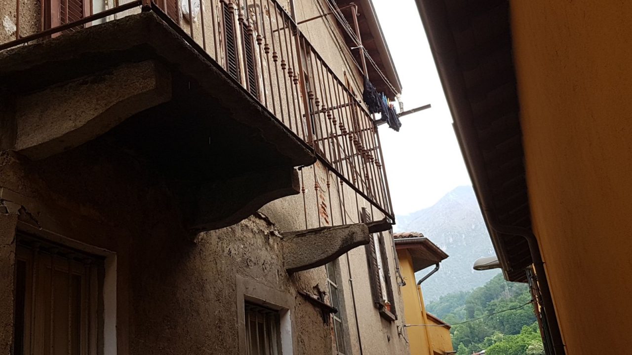 Anziano precipita da tre metri per il crollo di un balcone