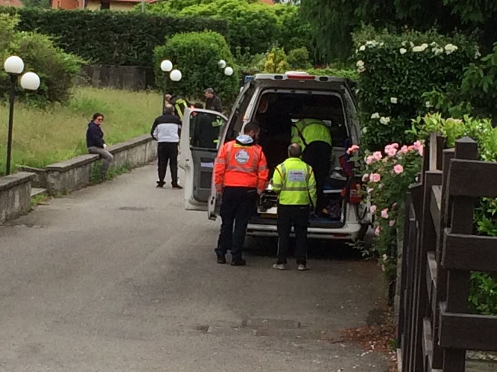 Cade in casa: donna ferita al volto