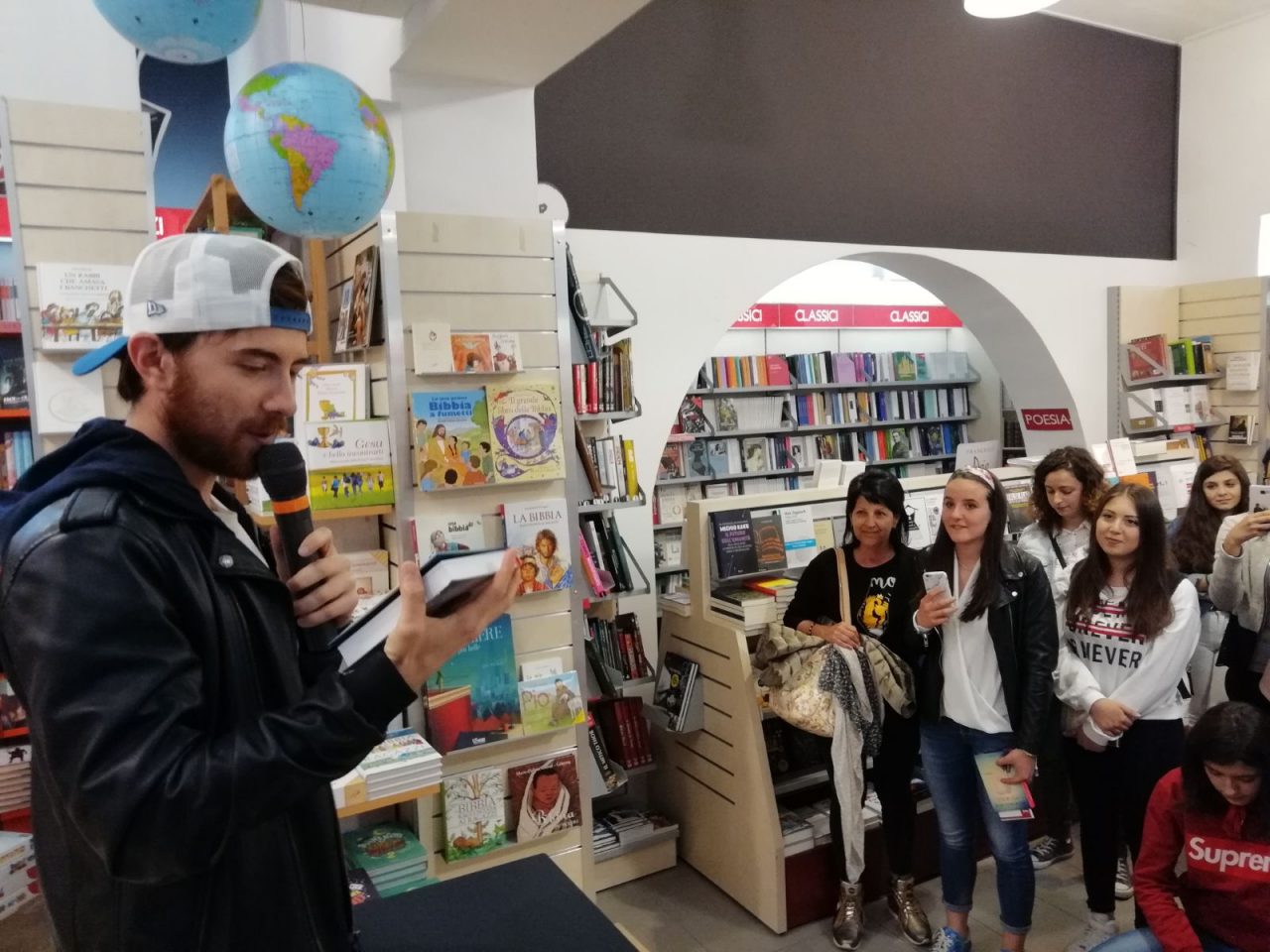 Adolescenti “in delirio” per Francesco Sole FOTO