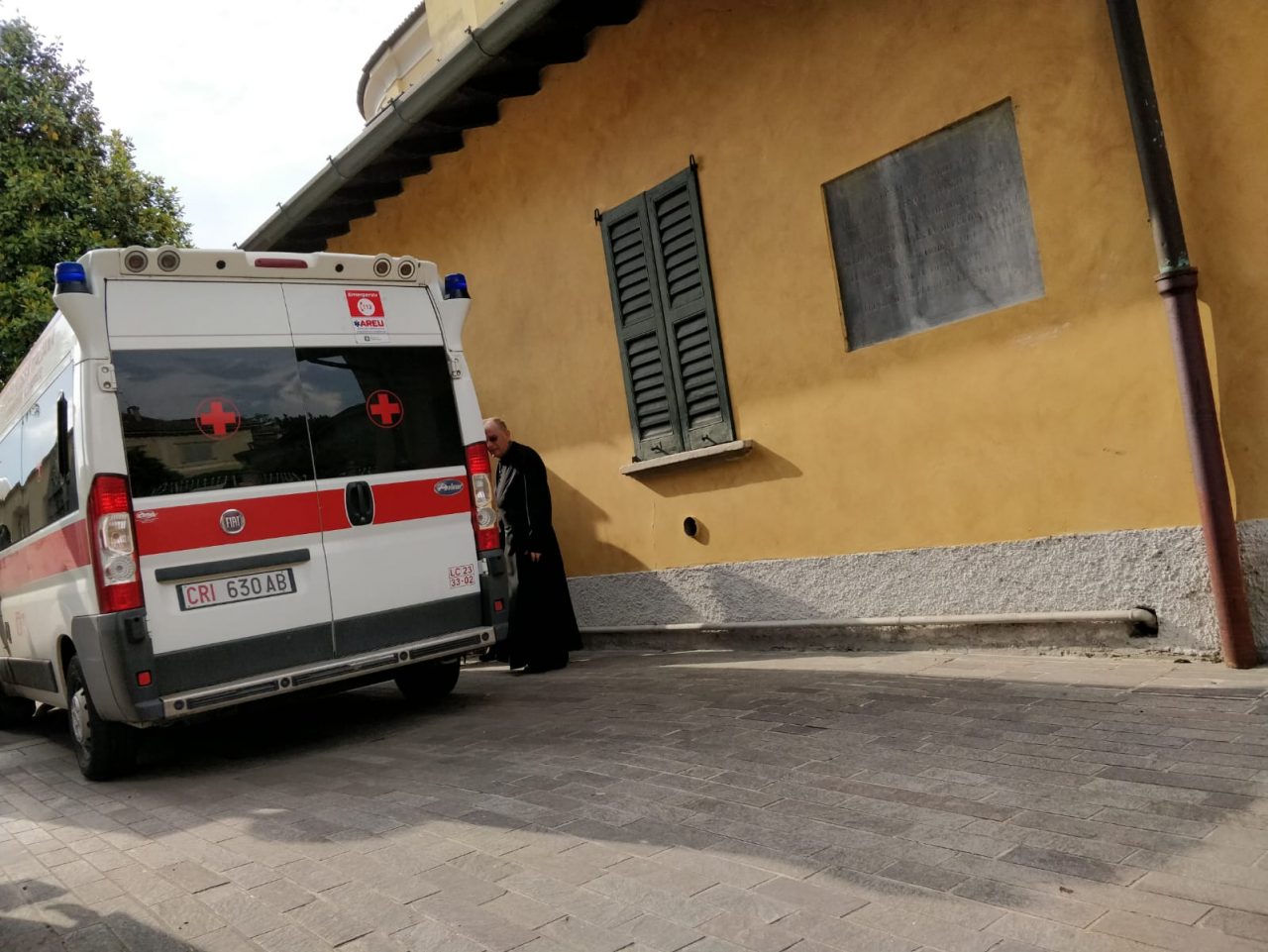 Cade anziana ambulanza alle Cresime FOTO