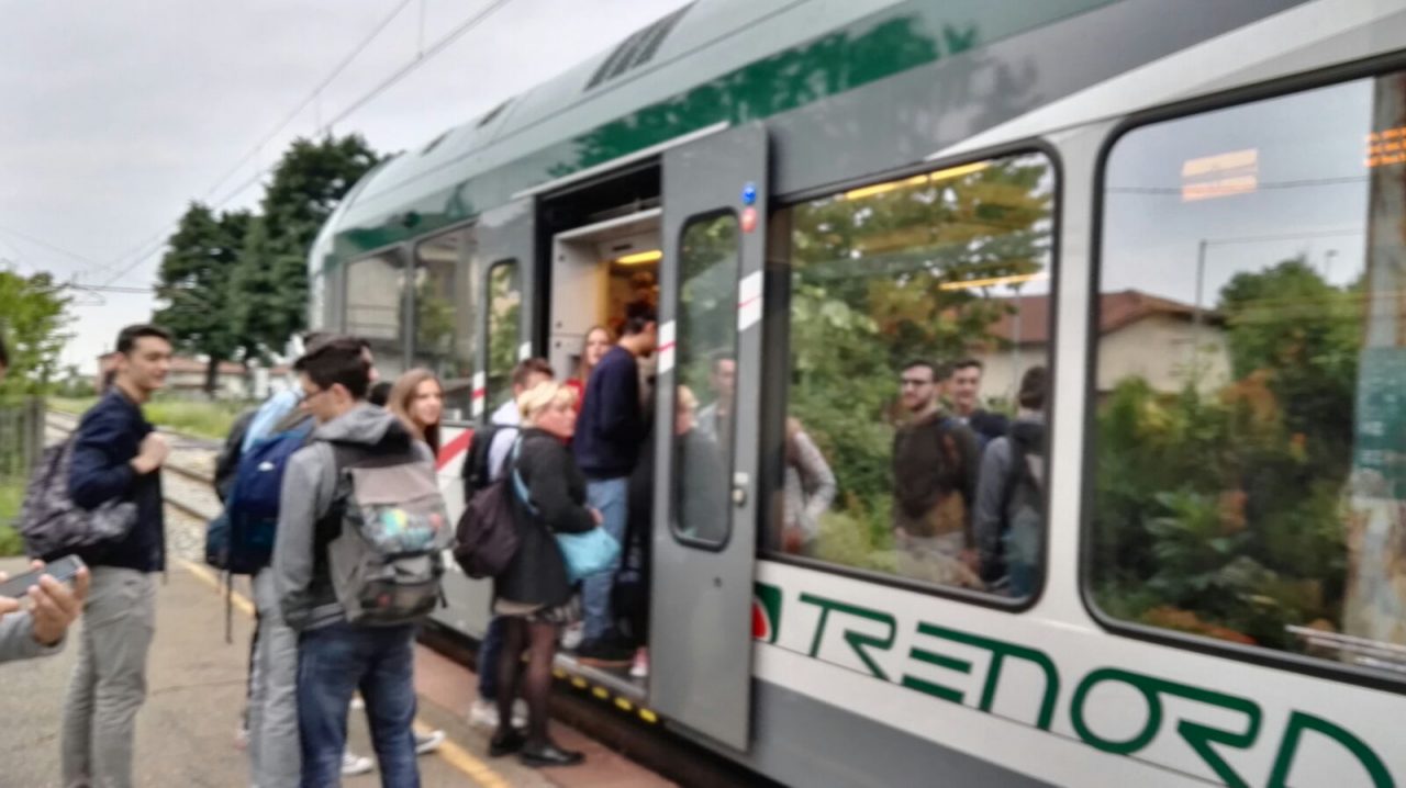 Treno troppo corto, studenti restano a terra FOTO