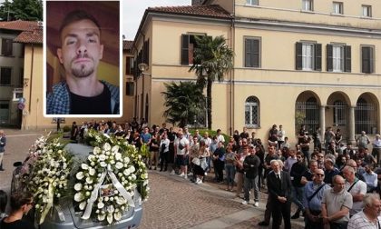 Folla a Calolzio per i funerali di Augruso: "Le cose belle come Pietro sono eterne"