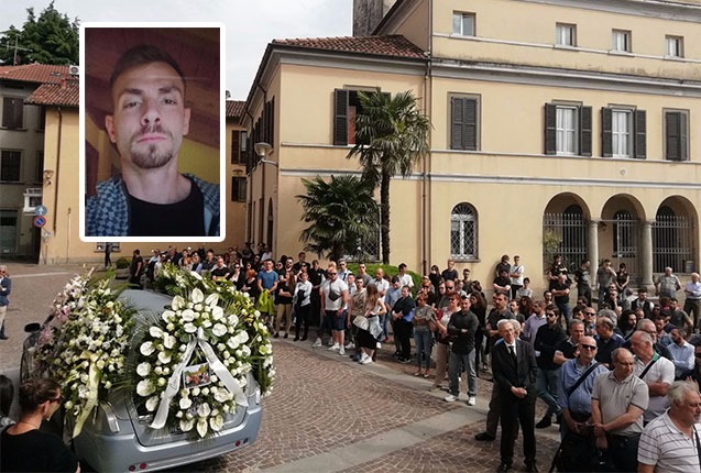 Folla a Calolzio per i funerali di Augruso: “Le cose belle come Pietro sono eterne”