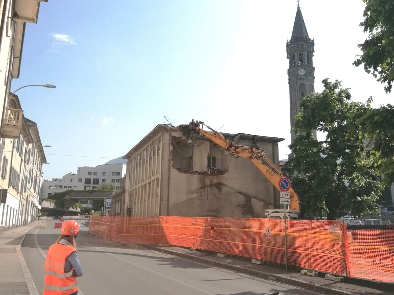 Via Parini: iniziata la demolizione