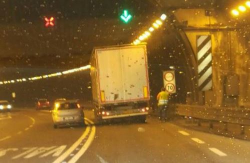 Camion in panne nella Lecco Ballabio