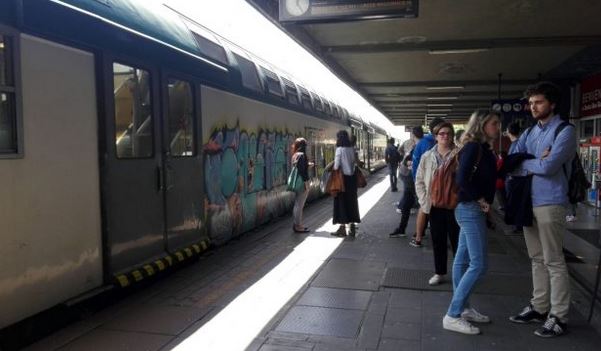 Capotreno aggredito da un passeggero senza biglietto su un convoglio della Lecco-Milano