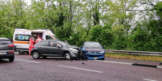 Incidente frontale al termine della tangenziale, traffico in tilt nel Meratese