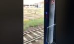 Incredibile treno viaggia con le porte aperte. La replica di Trenord VIDEO