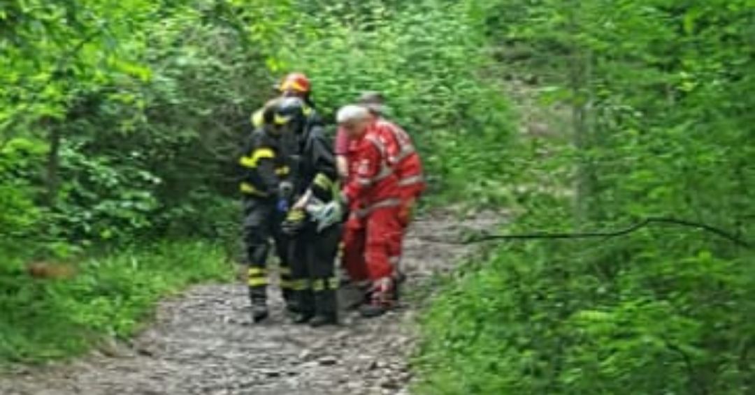 Ciclista cade in una scarpata FOTO